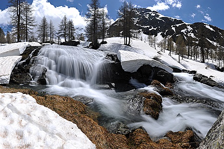 A5-Fotokarte/Klappkarte mit hochwertigem Papierabzug, Einlageblatt und Umschlag. Fototitel: Wasserfall in Naturlandschaft (Klappkarte, Kunstkarte)