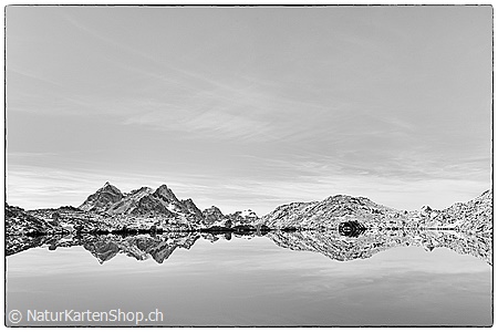 A5-Fotokarte/Klappkarte mit hochwertigem Papierabzug, Einlageblatt und Umschlag. Fototitel: Bergkette mit Spiegelbild (Schwarz/Weiss) (Klappkarte, Kunstkarte)