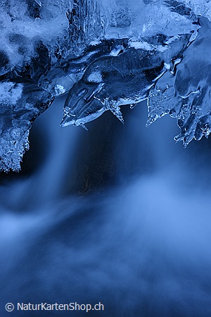 A5-Fotokarte/Klappkarte mit hochwertigem Papierabzug, Einlageblatt und Umschlag. Fototitel: Kunstvolle Eisgebilde in Bergbach (Langzeitbelichtung) (Klappkarte, Kunstkarte)