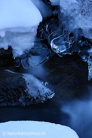 A5-Fotokarte/Klappkarte mit hochwertigem Papierabzug, Einlageblatt und Umschlag. Fototitel: Eisgebilde in Bergbach (Klappkarte, Kunstkarte)