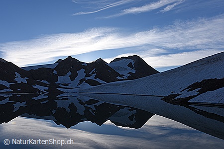 A5-Fotokarte/Klappkarte mit hochwertigem Papierabzug, Einlageblatt und Umschlag. Fototitel: Spiegelung einer hochalpinen Berglandschaft in Bergsee (Klappkarte, Kunstkarte)