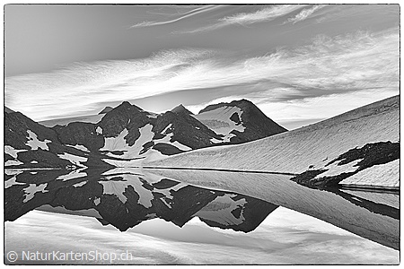 A5-Fotokarte/Klappkarte mit hochwertigem Papierabzug, Einlageblatt und Umschlag. Fototitel: Spiegelung einer hochalpinen Berglandschaft in Bergsee (Schwarz/Weiss) (Klappkarte, Kunstkarte)