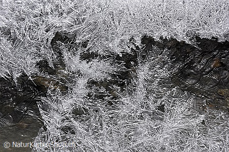 A5-Fotokarte/Klappkarte mit hochwertigem Papierabzug, Einlageblatt und Umschlag. Fototitel: Weihnachtskarte Eiskristalle (Klappkarte, Kunstkarte)