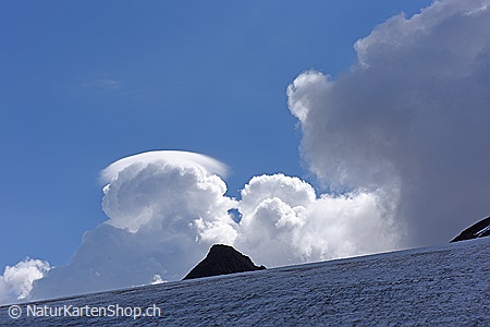 A5-Fotokarte/Klappkarte mit hochwertigem Papierabzug, Einlageblatt und Umschlag. Fototitel: Wolkenstimmung über Bergspitze im Horizont. (Klappkarte, Kunstkarte)
