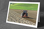 Fotokarte F027325: Traktor auf Ackerland