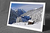 Fotokarte F044118a: Hütte in frisch verschneiter Berglandschaft
