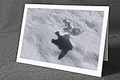 Fotokarte F144413: Lustig geformtes Schneestück mit ebenso lustigem Schattenwurf